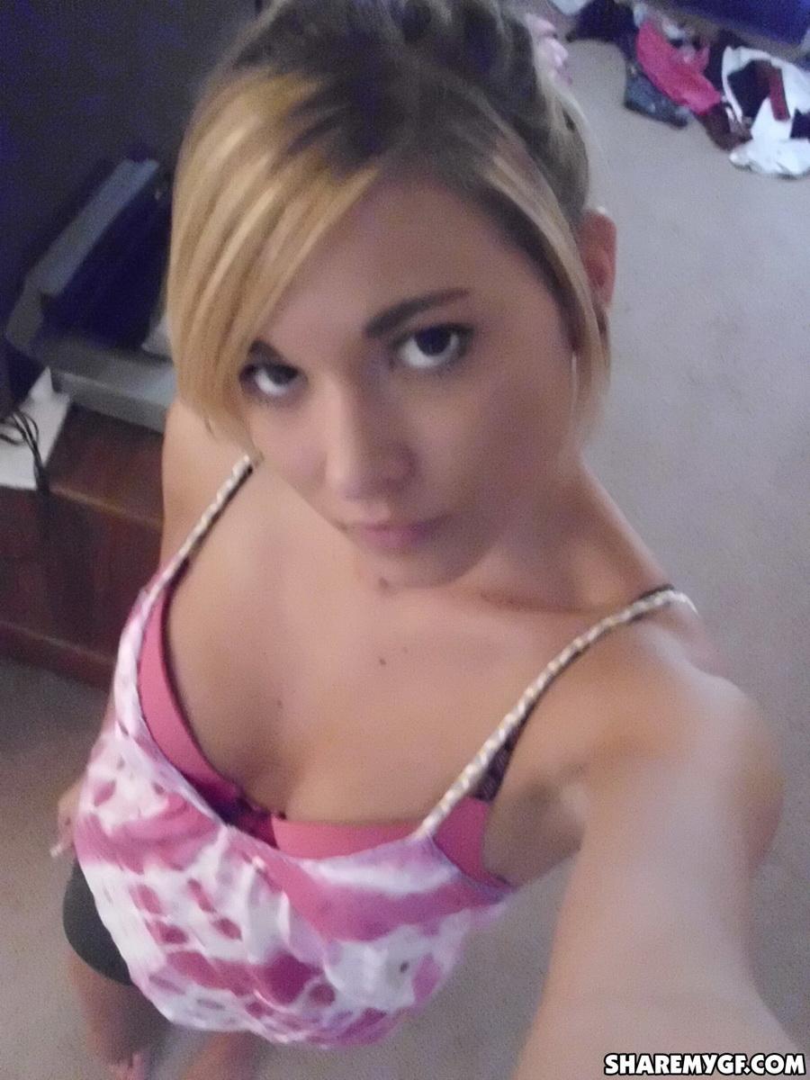 Une superbe étudiante blonde prend des selfies sexy de son corps serré.
 #60796721