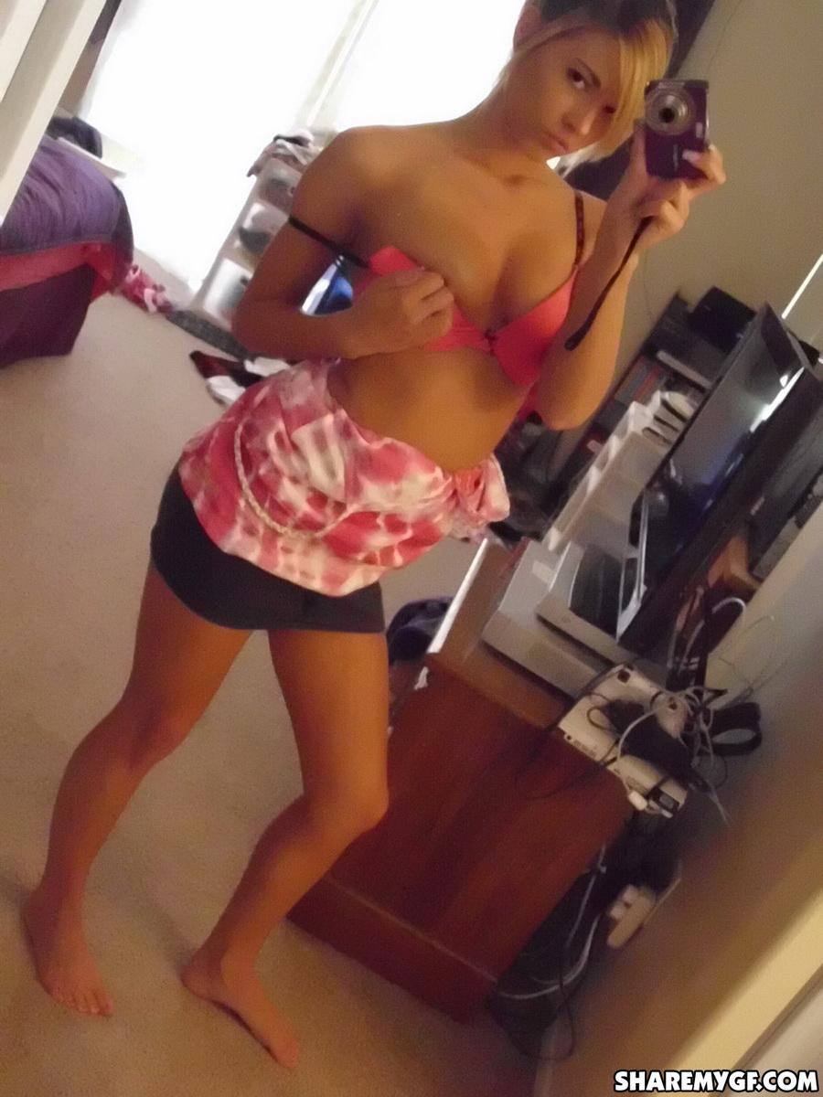Rubia impresionante se toma selfies de su cuerpo apretado
 #60796752