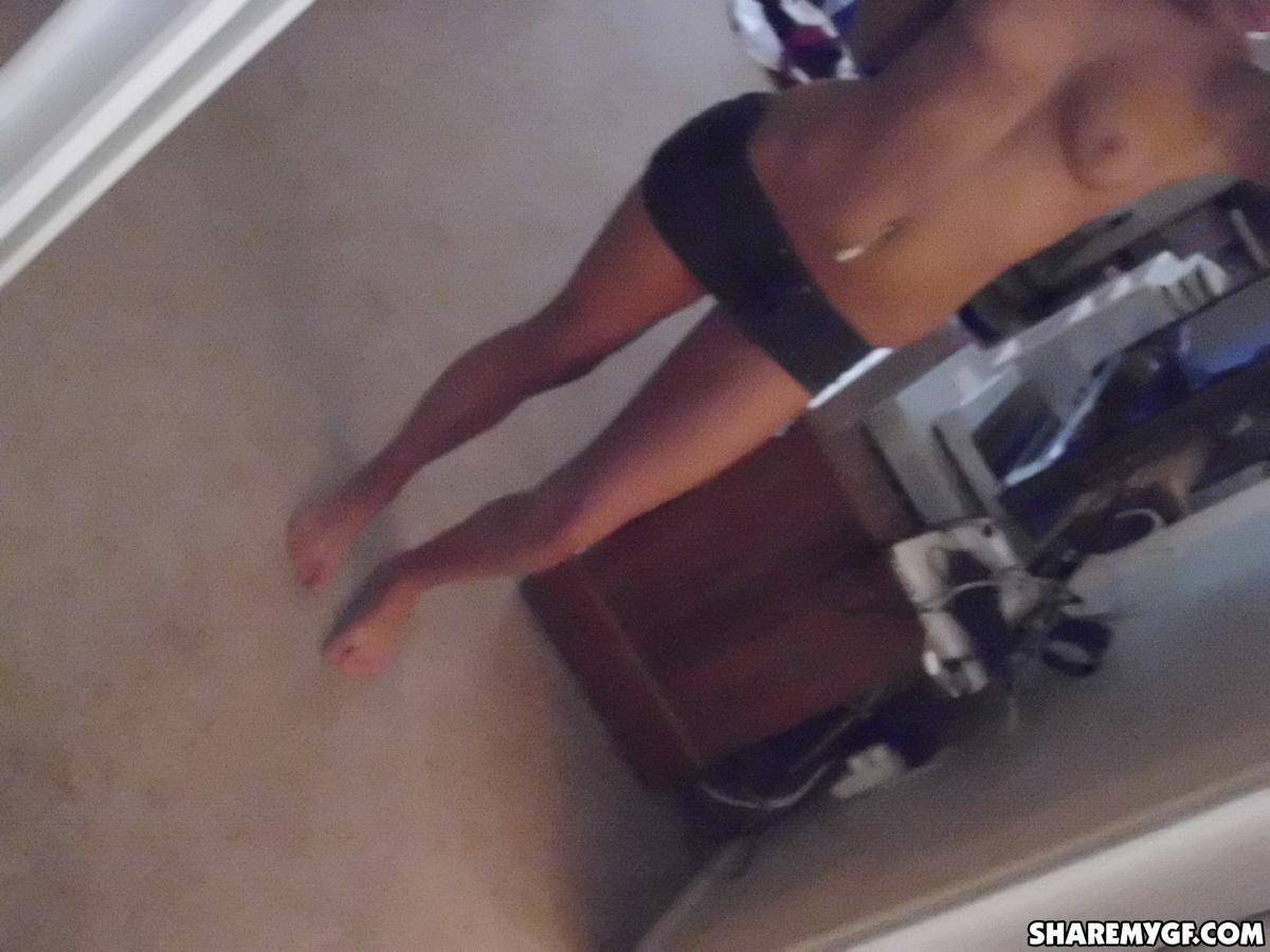 Rubia impresionante se toma selfies de su cuerpo apretado
 #60796770