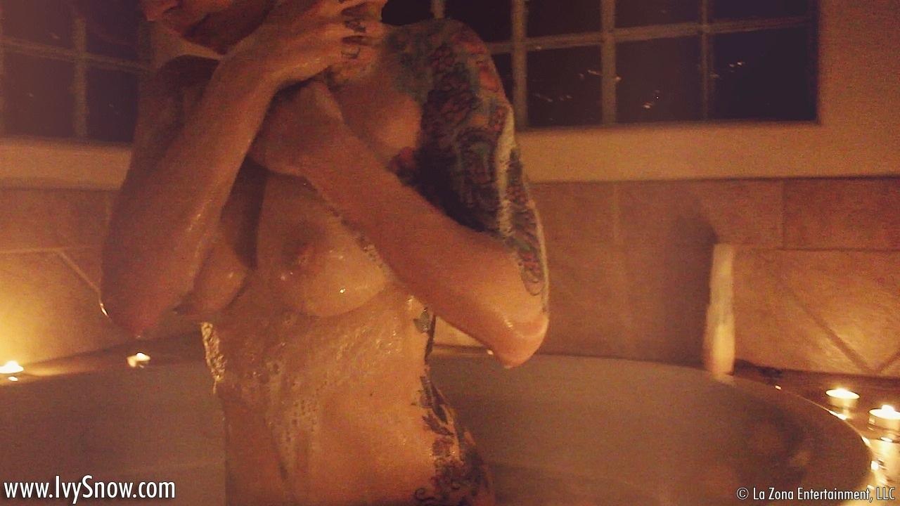 Ivy Snow prend un bain sensuel et se mouille de plus d'une façon.
 #54997814