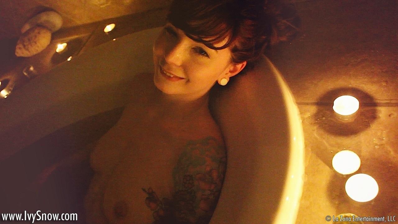 Ivy Snow prend un bain sensuel et se mouille de plus d'une façon.
 #54997917