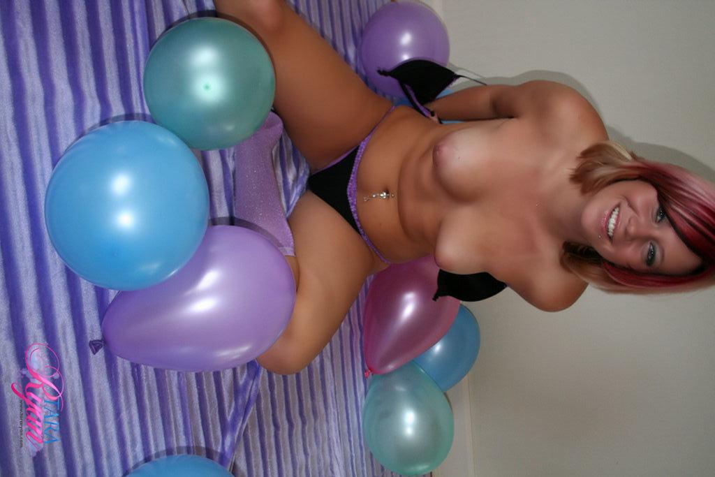 Photos de Tara Ryan jouant avec des ballons de baudruche
 #60055934