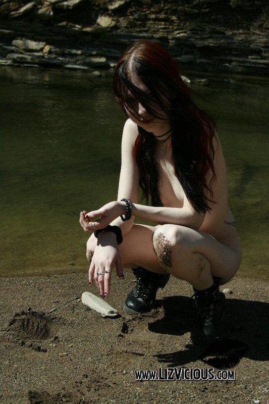 Liz vicious si spoglia sul fiume
 #59035469