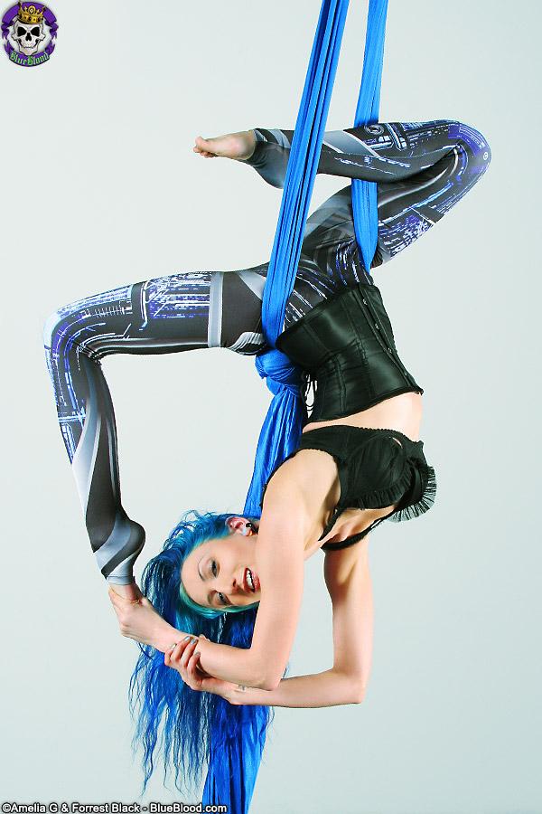裸の青い髪のシルクの空中ブランコアーティストalecia joyは彼女のセクシーな動きを示す
 #60507300