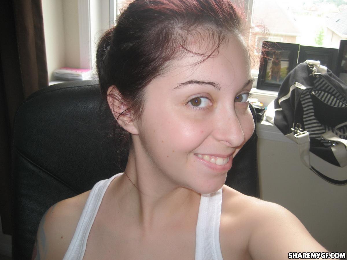 Cassie leanne, ragazza bruna, scatta foto di se stessa mentre si masturba
 #53704381