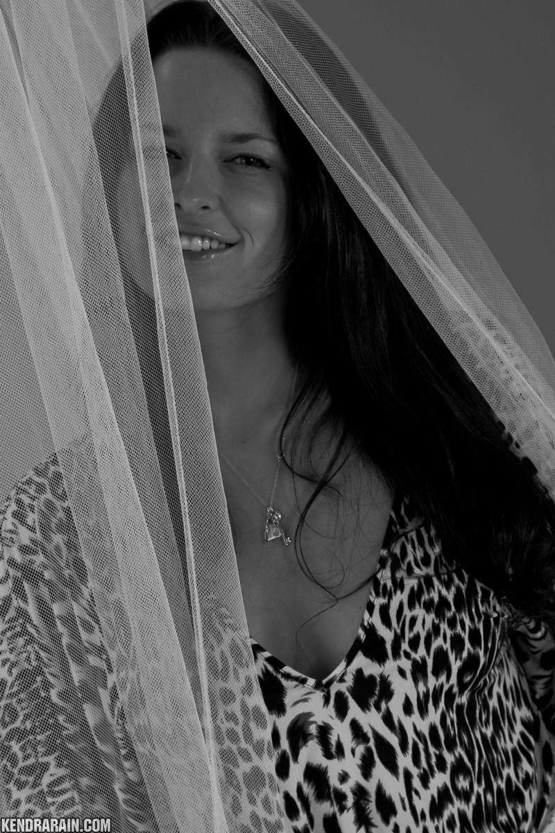 Das brünette Girl Kendra Rain macht ein sexy schwarz-weißes Set in ihrem Leopardenkleid
 #58721963