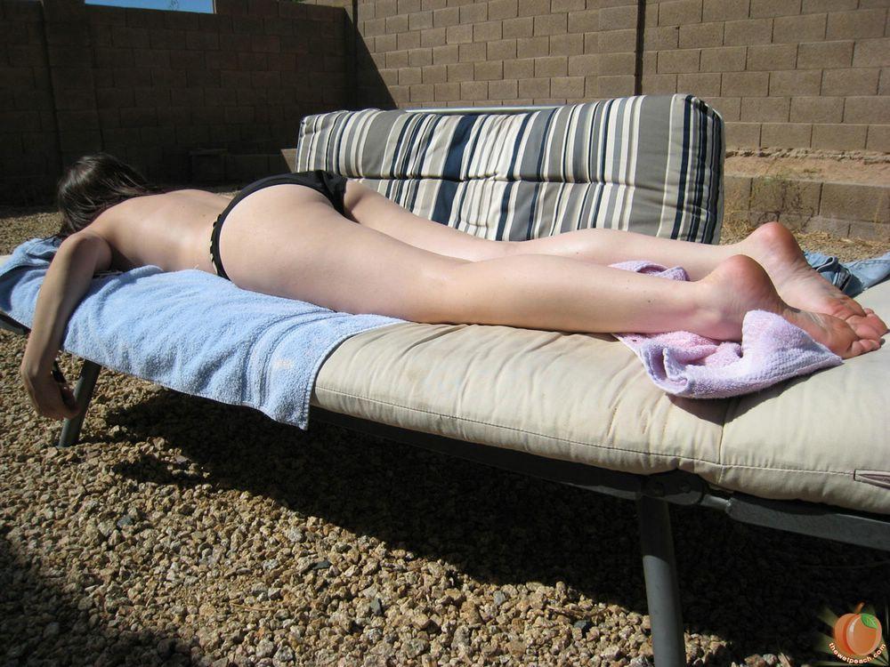 Photos d'une adorable jeune brune en bikini
 #61974860
