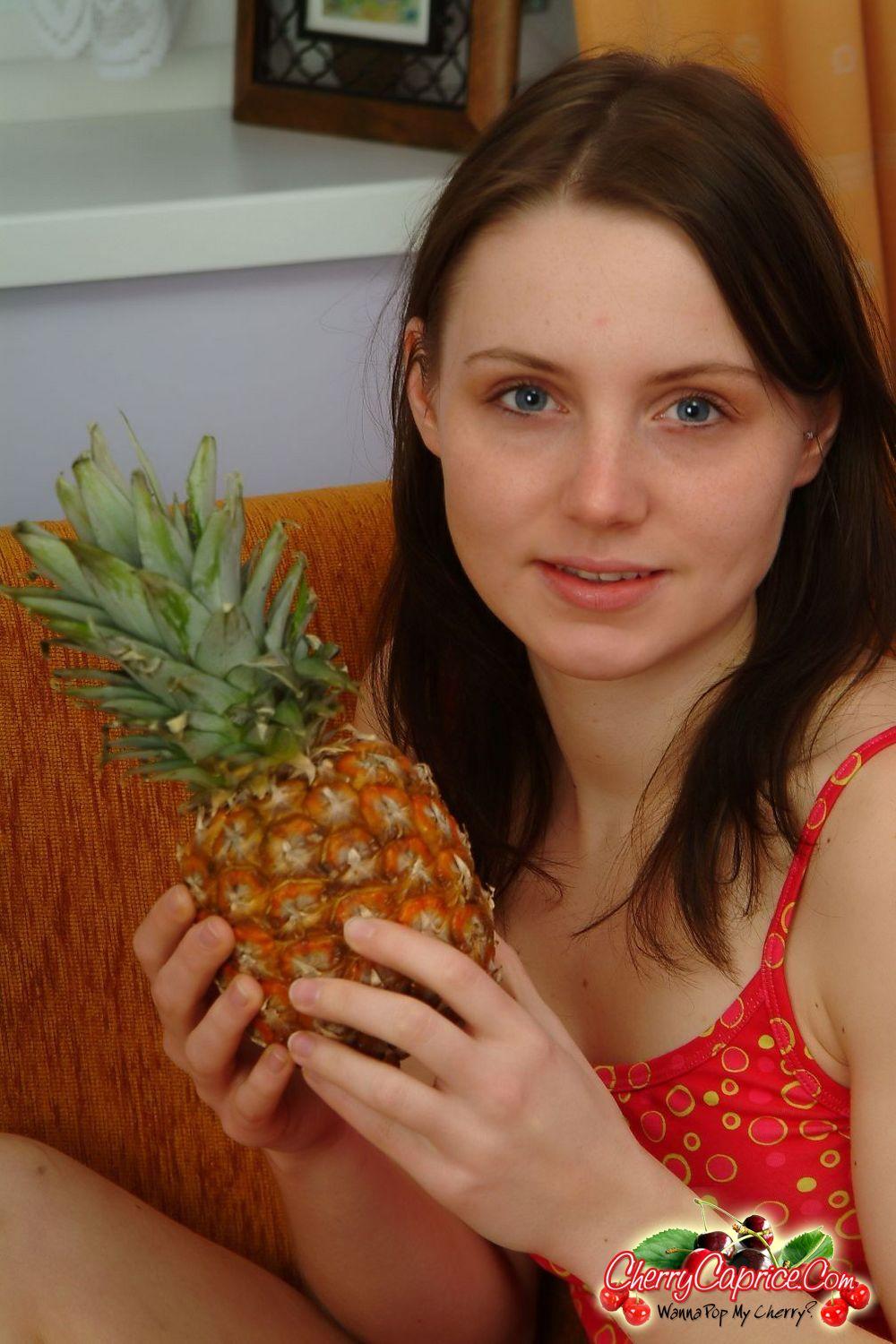 Photos de la jeune Cherry Caprice en train de se faire plaisir avec un ananas
 #53774657