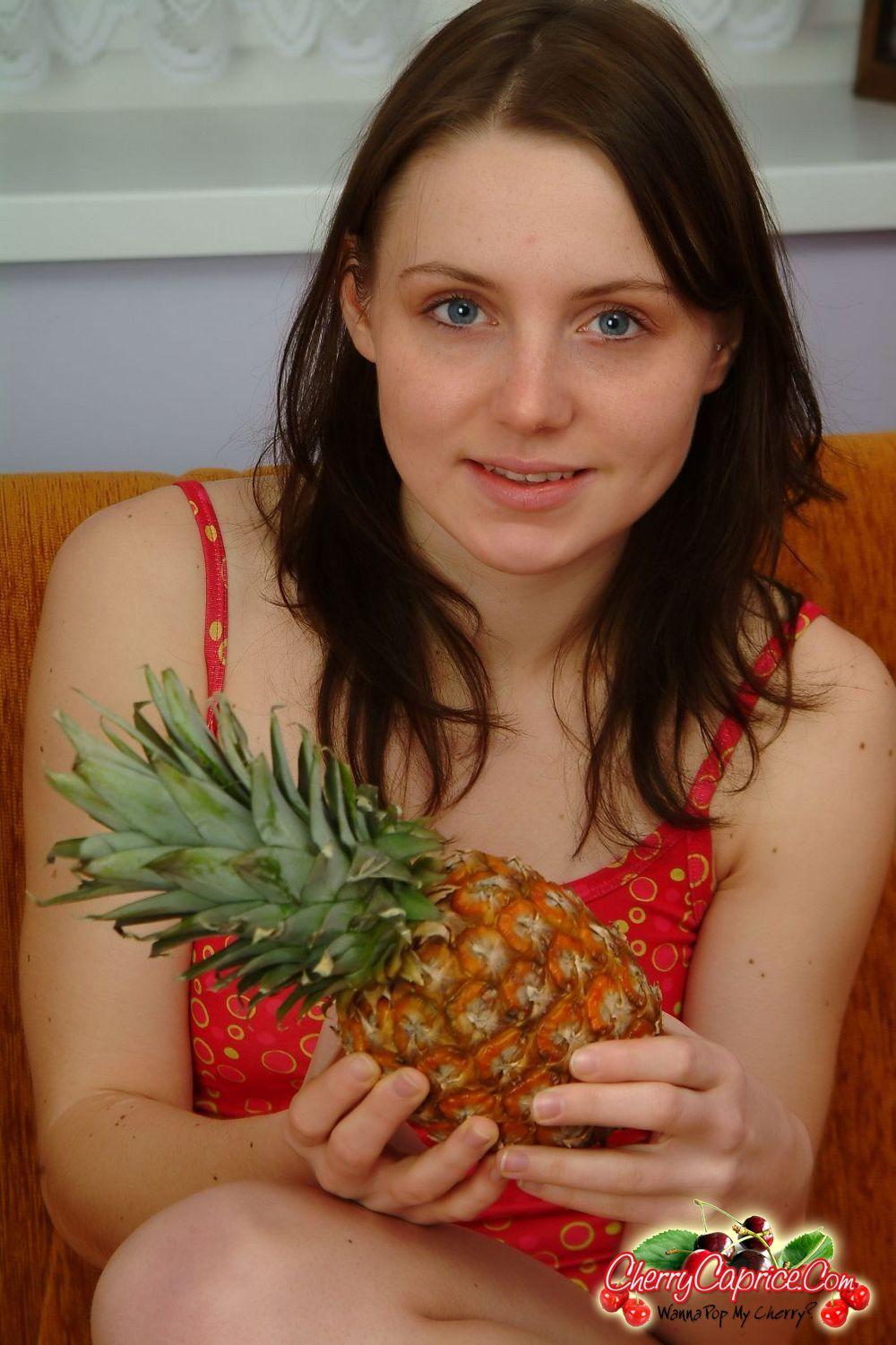 Bilder von Teen Cherry Caprice, die mit einer Ananas intim wird
 #53774784