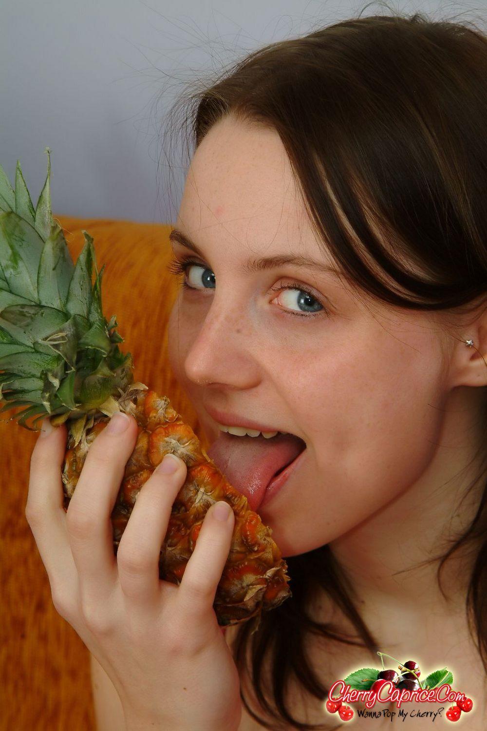 Bilder von Teen Cherry Caprice, die mit einer Ananas intim wird
 #53774819