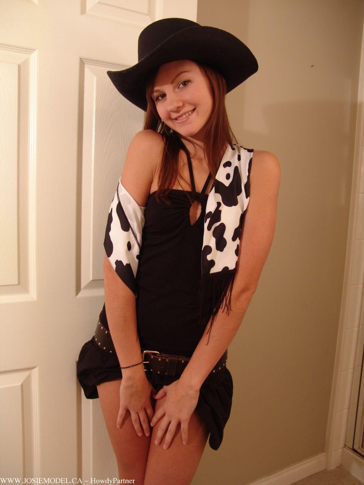 Immagini di porno giovane modello josie vestito come la tua cowgirl sexy
 #55708591
