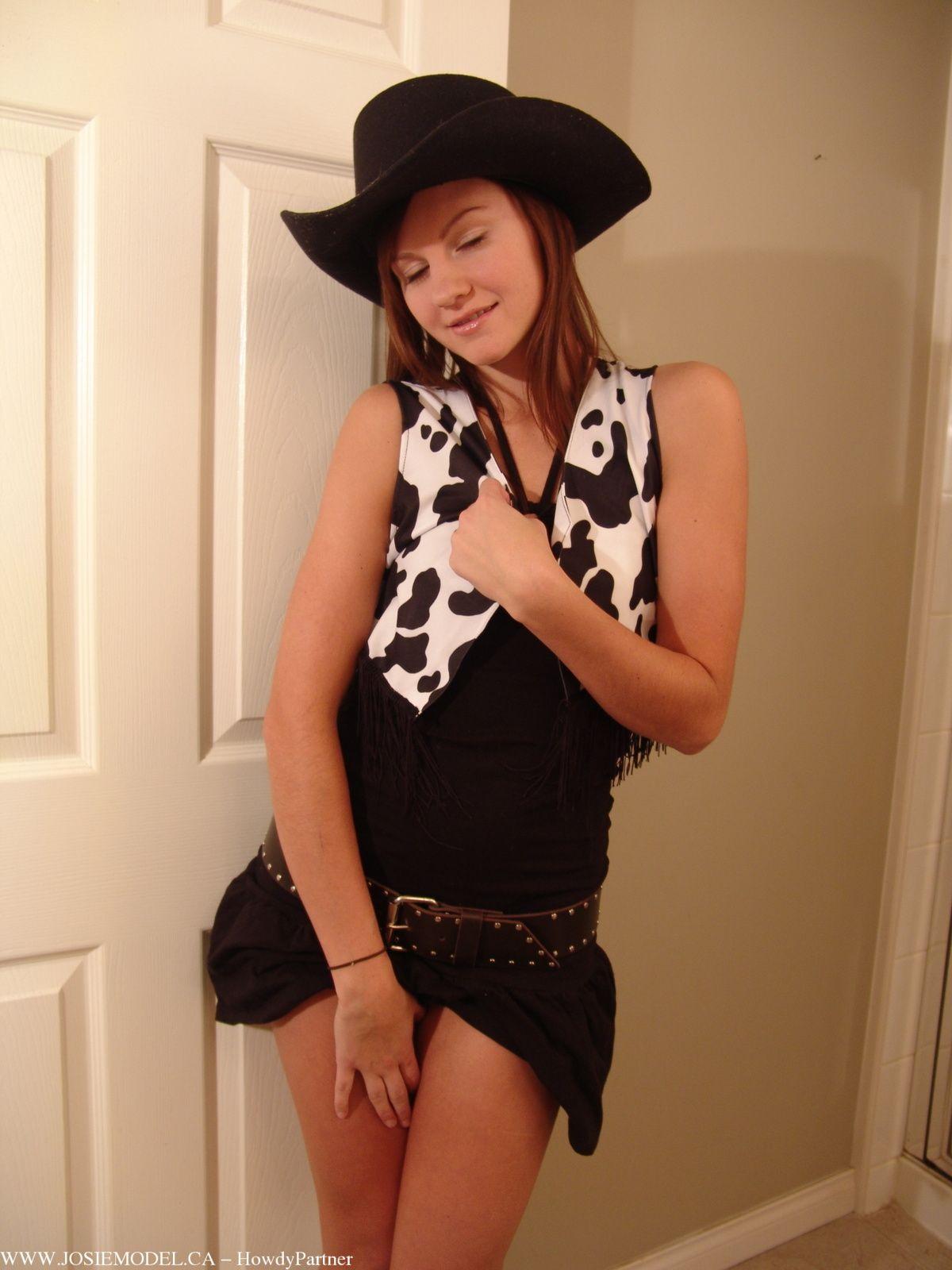 Immagini di porno giovane modello josie vestito come la tua cowgirl sexy
 #55708605