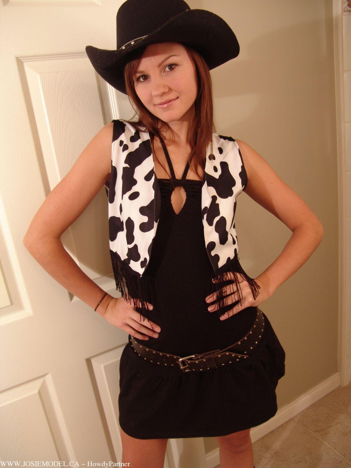 Immagini di porno giovane modello josie vestito come la tua cowgirl sexy
 #55708632