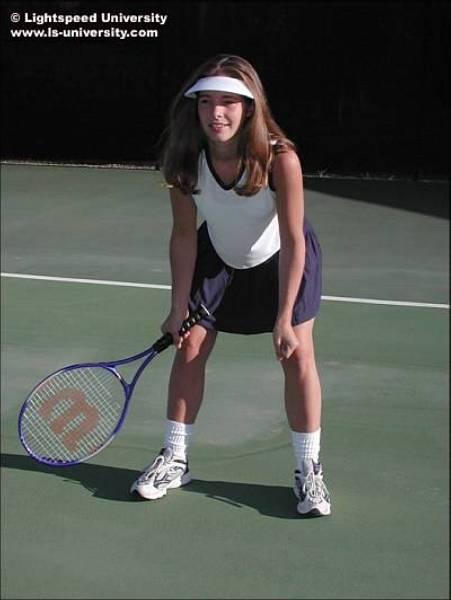 Tawnee nue sur un court de tennis
 #60065018