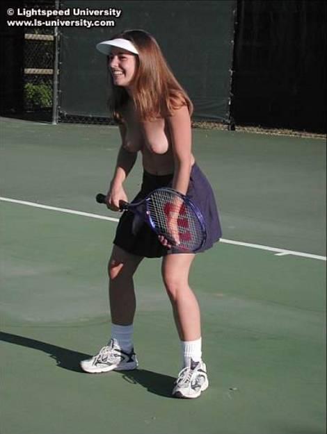 Tawnee nue sur un court de tennis
 #60065026