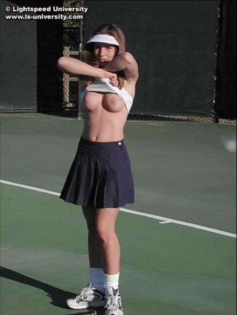 Tawnee nue sur un court de tennis
 #60065052