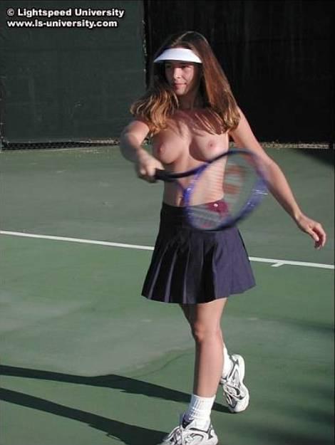 Tawnee nue sur un court de tennis
 #60065062