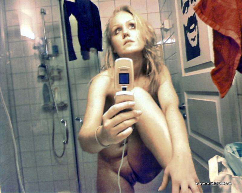 Blonde Freundin posiert zu Hause in heißen Selfpics
 #60918514