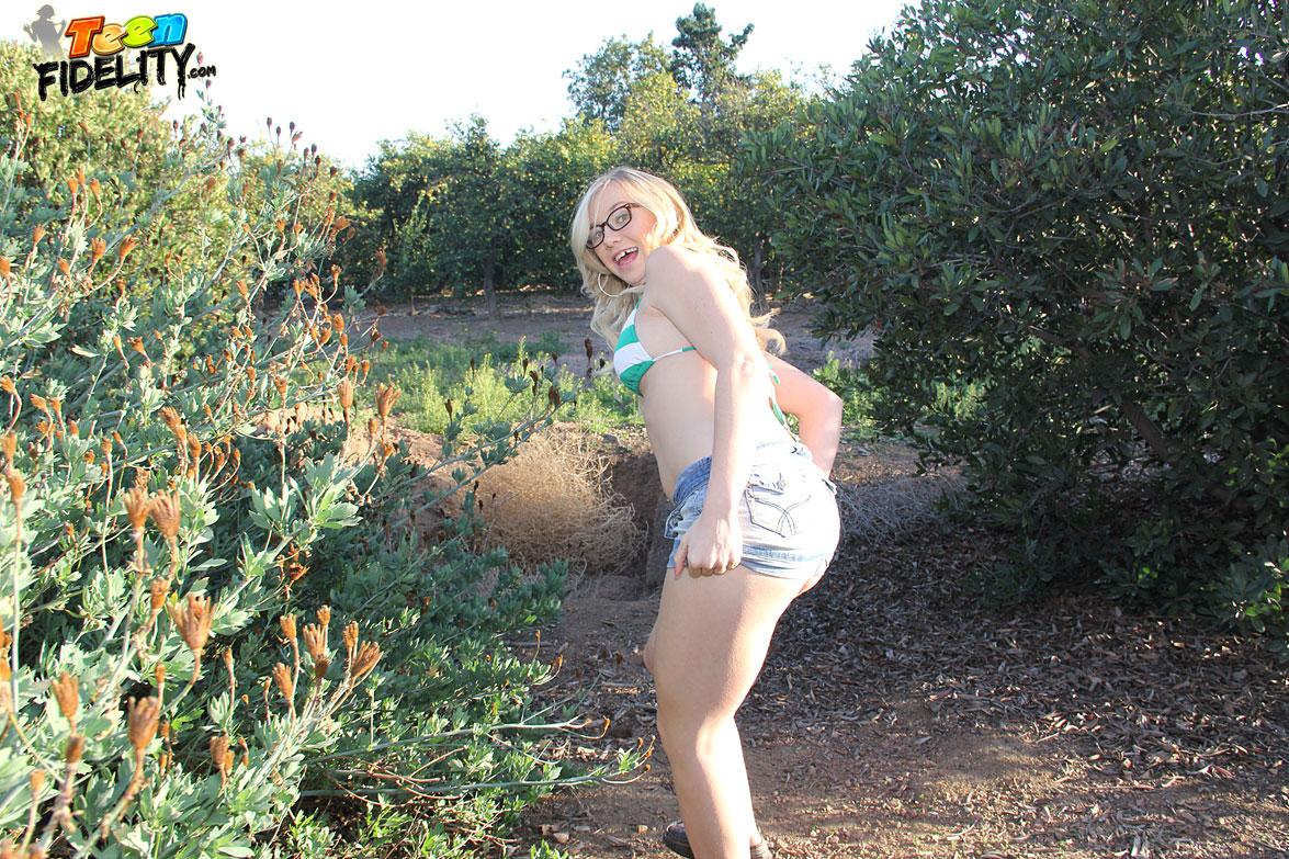 金髪のトレーシー・スウィートは、庭で跳ねたり、チンポで楽しんでいる。
 #60110140