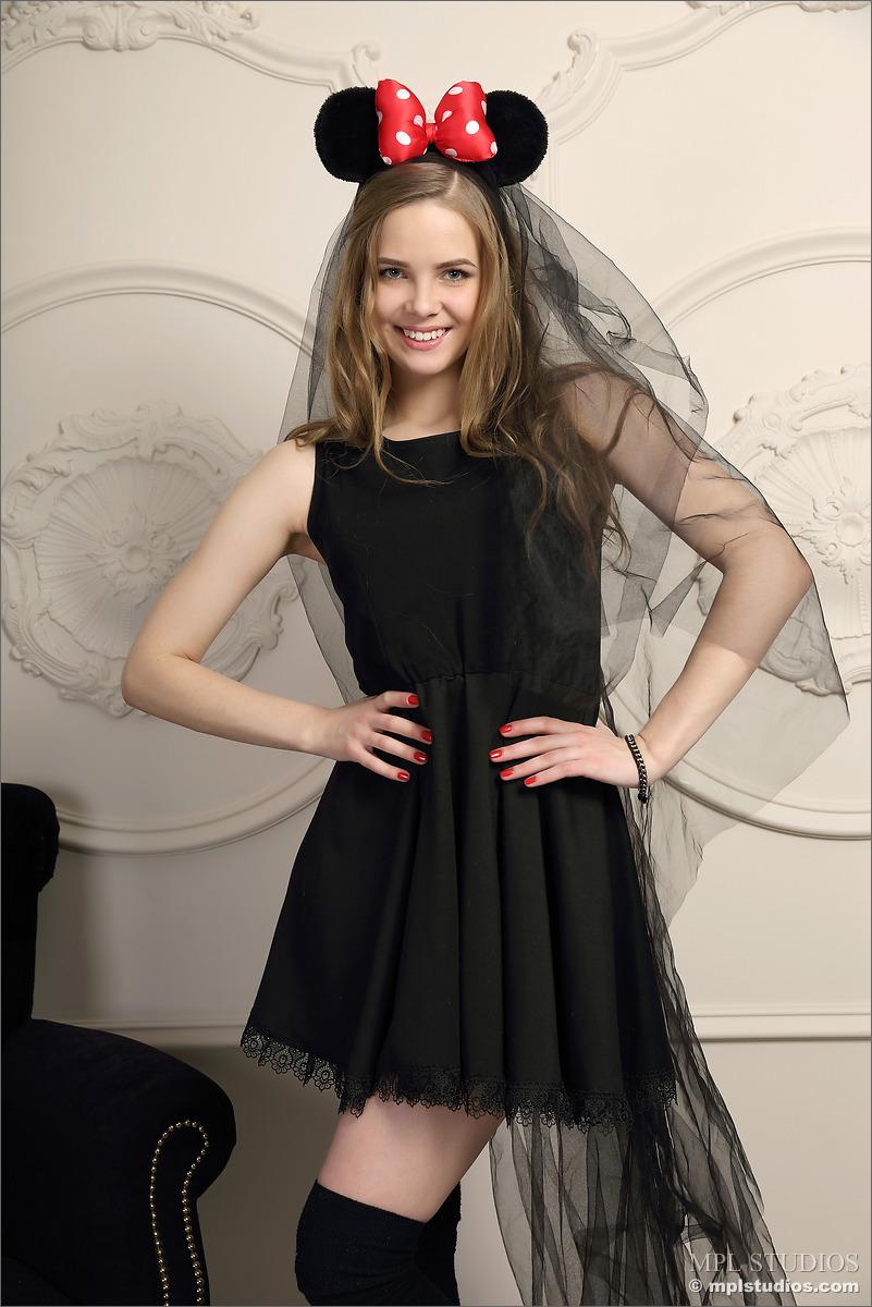 Mpl studios präsentiert carolina in "playful minnie"
 #60629295