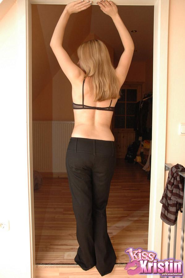 Kristen, la jeune blonde qui s'embrasse, s'aguiche dans son pantalon noir.
 #58755444
