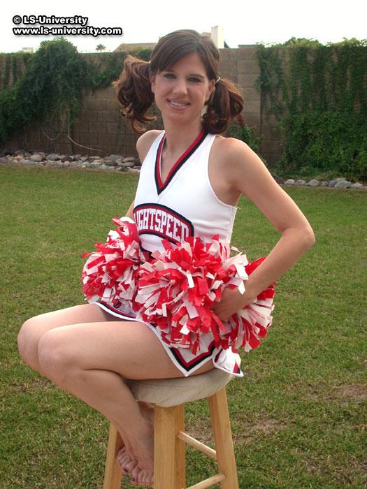 Bilder einer heißen Cheerleaderin beim Strippen im Hinterhof
 #60578710