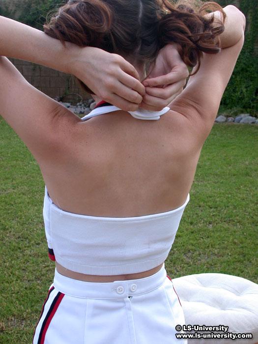Immagini di una cheerleader calda spogliarsi nel cortile
 #60578774