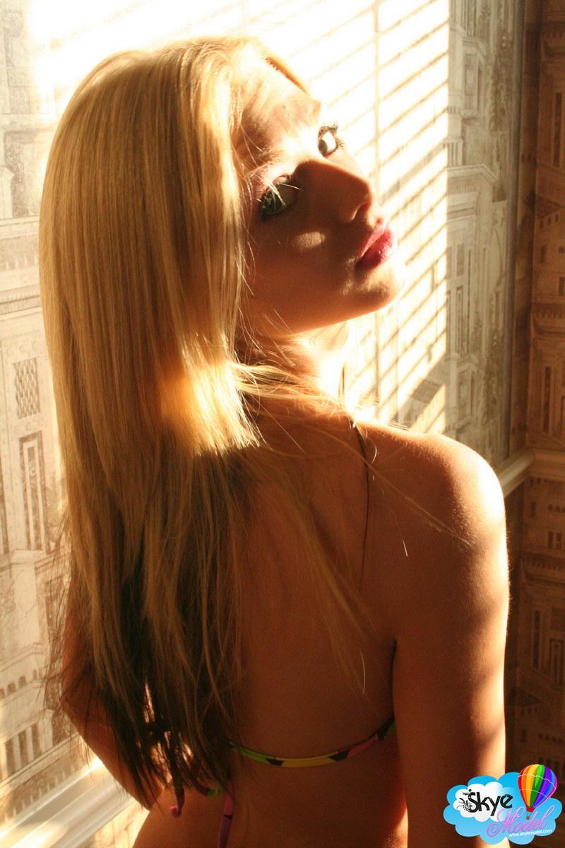 Atemberaubende blonde teen skye Streifen aus ihrem Bikini zu zeigen, ihre frechen Titten
 #59829774