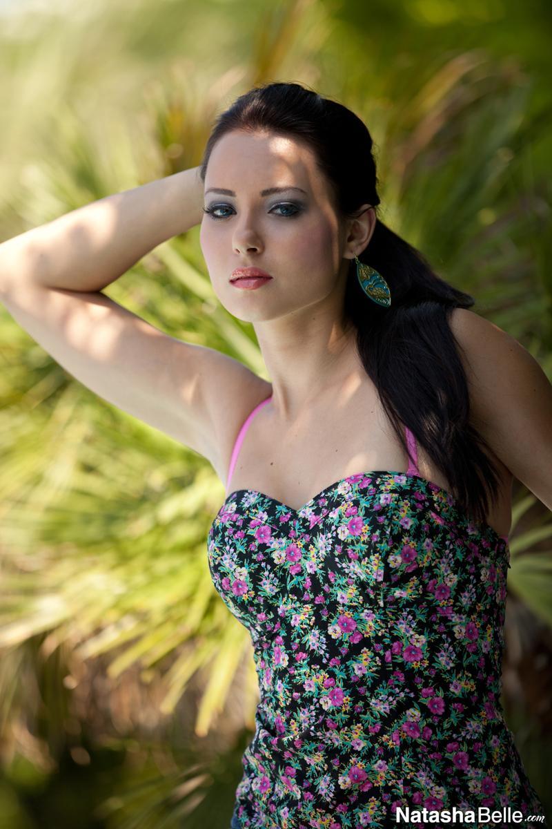 Photos de Natasha Belle exposant ses seins au bord de la piscine
 #59696230