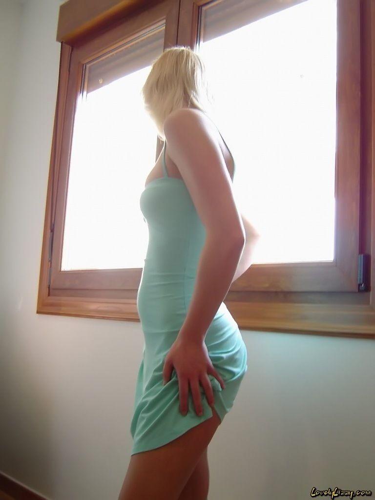 セクシーなドレスを着てからかうティーンの素敵なリジーの写真
 #59105646