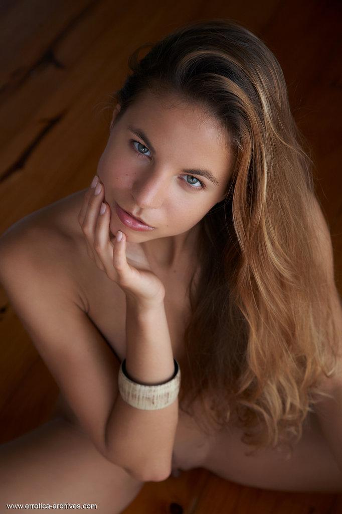 Photos d'une jeune sexy, Antea, se dénudant sur le sol.
 #53047102