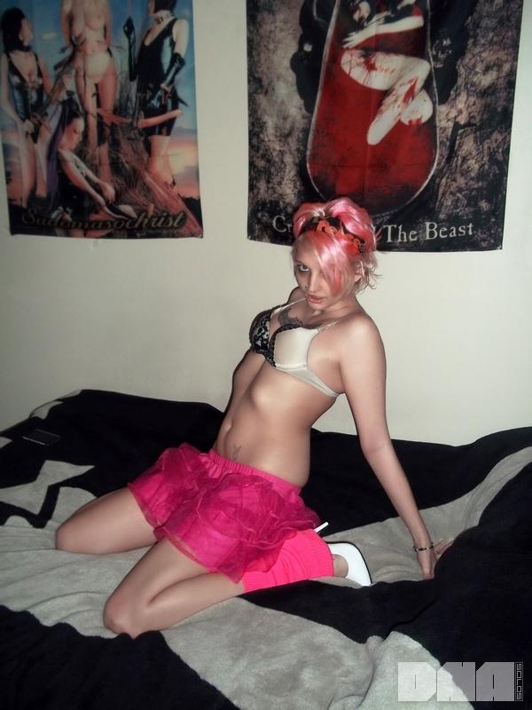 Une fille alternative, Candy Ann, se déshabille pour toi dans sa jupe rose.
 #53639571