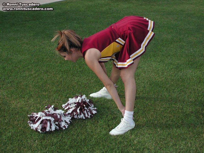 Immagini di una cheerleader caldo giovane spogliarsi fuori
 #59876621