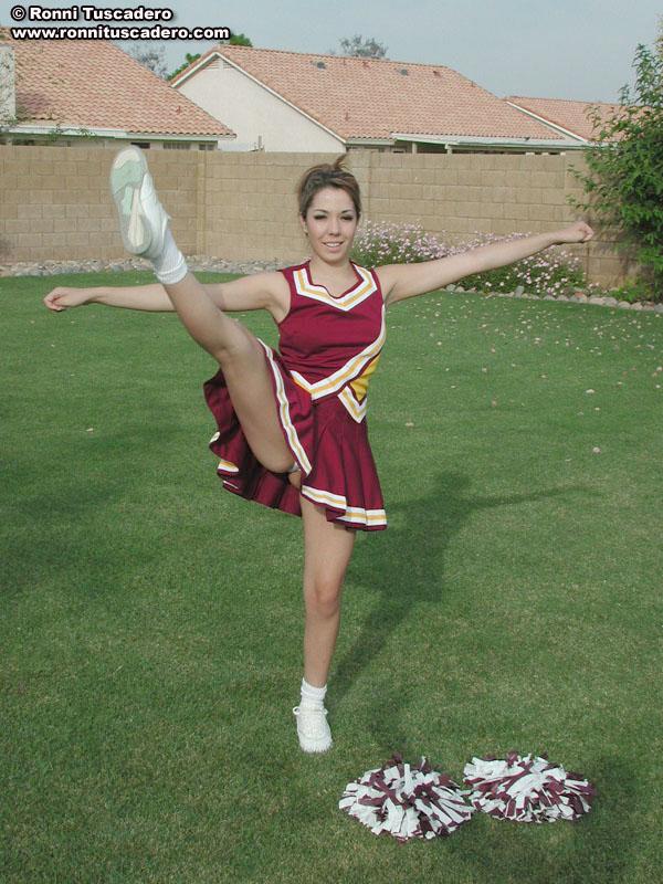 Immagini di una cheerleader caldo giovane spogliarsi fuori
 #59876629