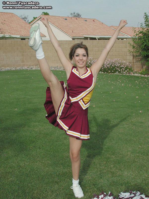 Immagini di una cheerleader caldo giovane spogliarsi fuori
 #59876632