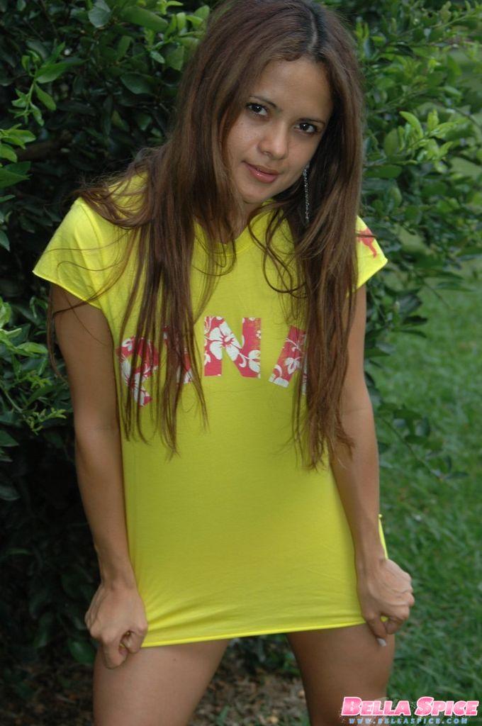 Fotos de una joven latina mostrando sus tetas y su culo en la hierba
 #53433698