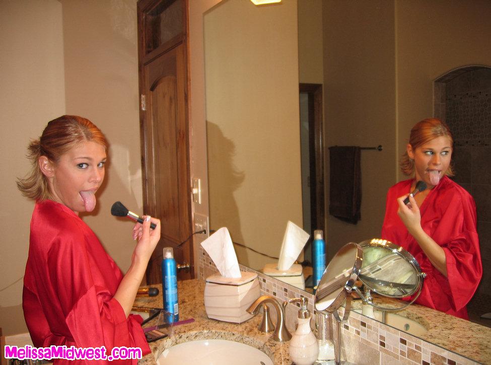 Melissa se prépare dans la salle de bain
 #59493882
