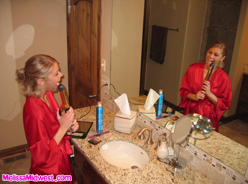 Melissa se prépare dans la salle de bain
 #59493920