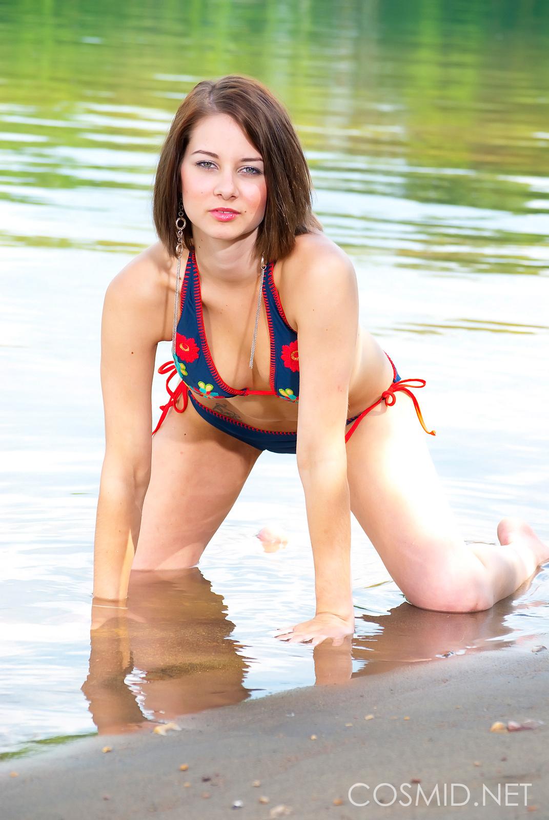Bilder von heißem Amateur-Mädchen Amy zeigt sich in einem sexy Bikini
 #53111088
