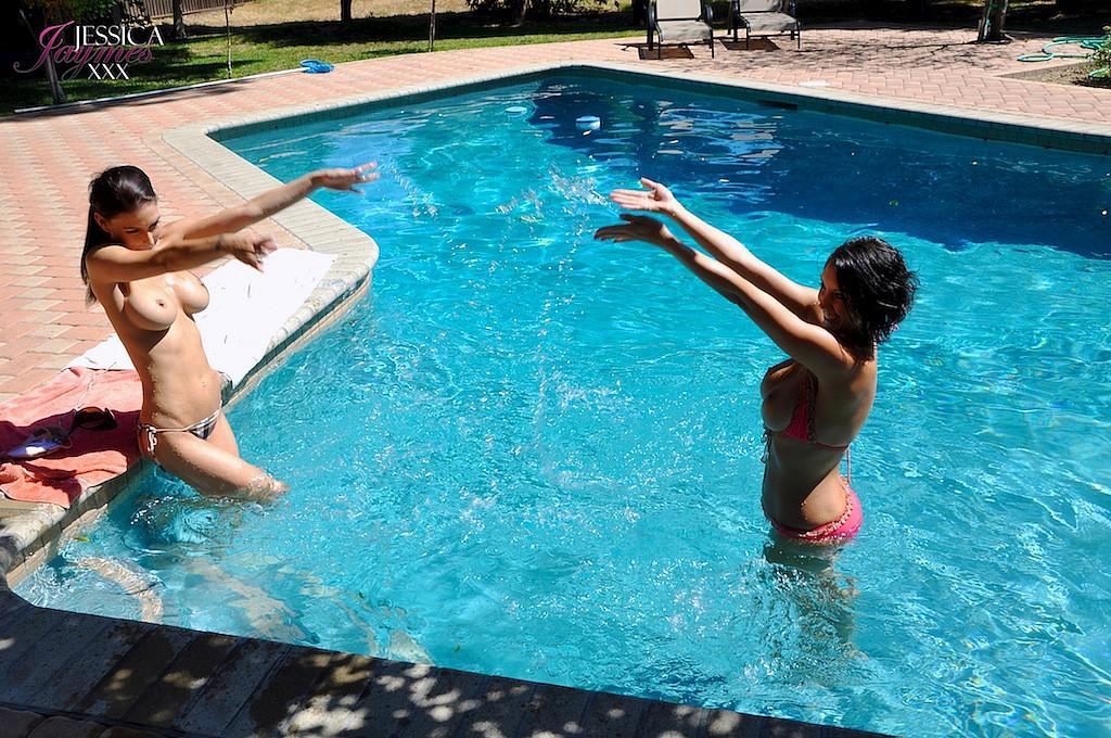 Jessica jaymes y dylan ryder se desnudan y se desvirgan en la piscina
 #54124973