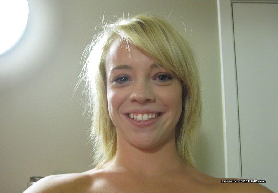 Bilder eines hübschen blonden Teenagers, der Bilder von sich selbst macht
 #60717859