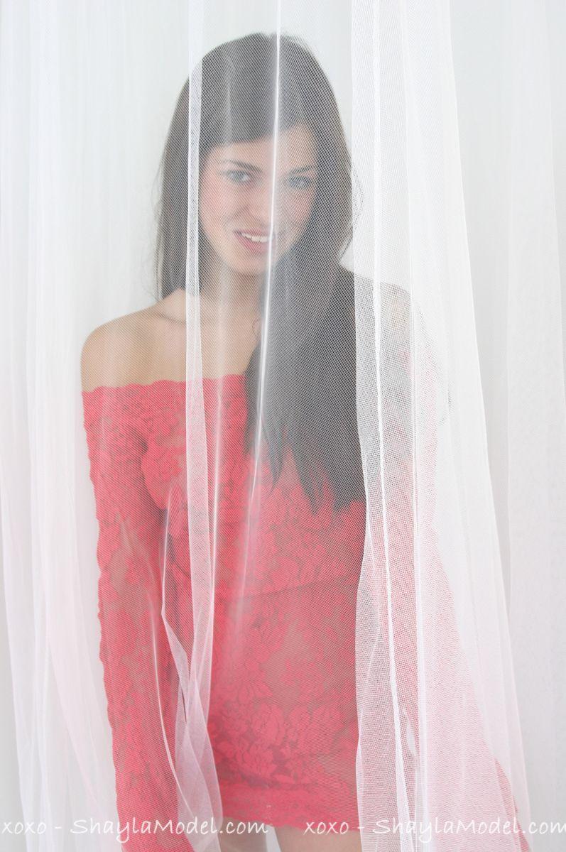 Fotos de la chica joven shayla modelo burlándose en un vestido rojo
 #59964264
