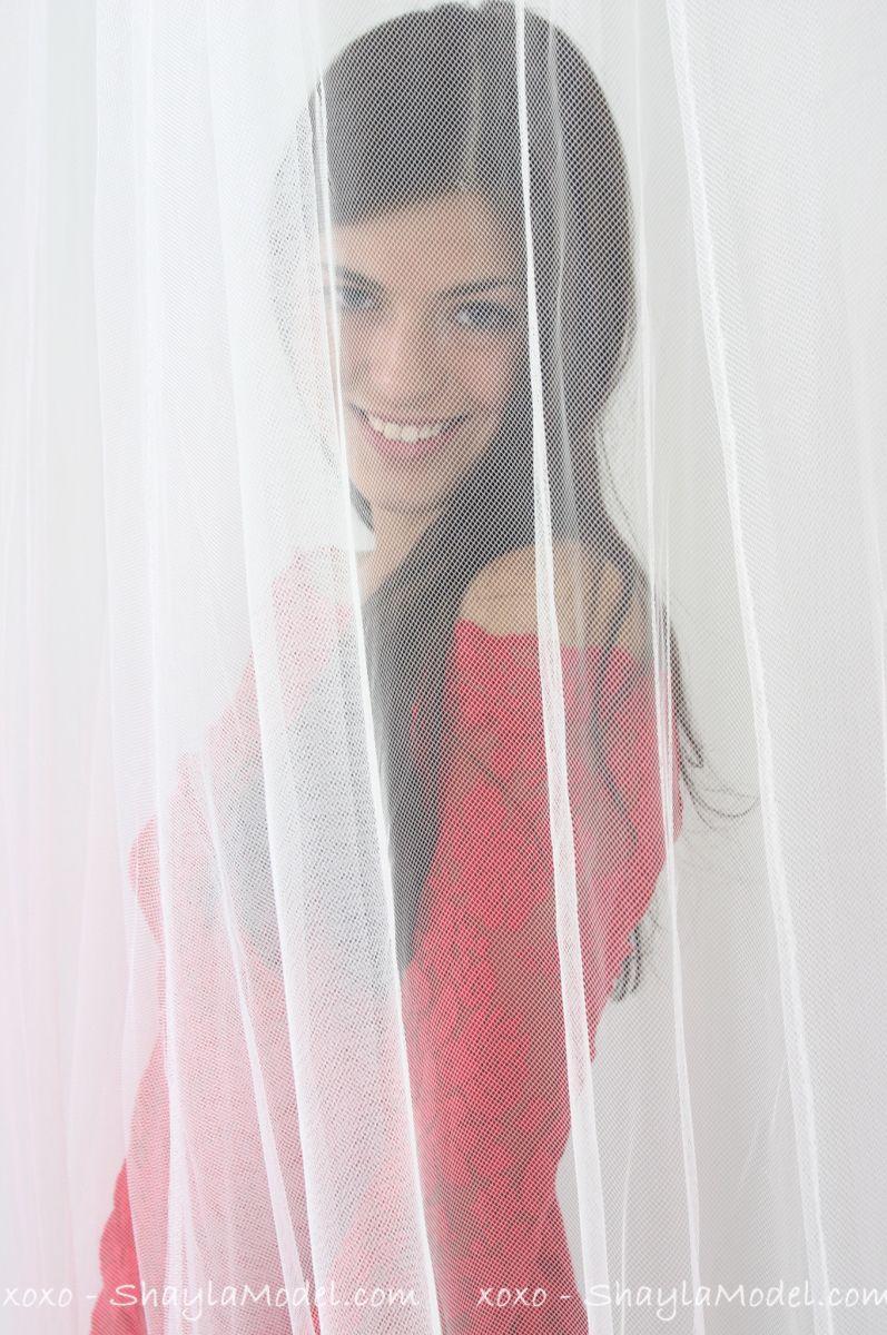 Photos de la jeune shayla modèle aguicheuse dans une robe rouge
 #59964273