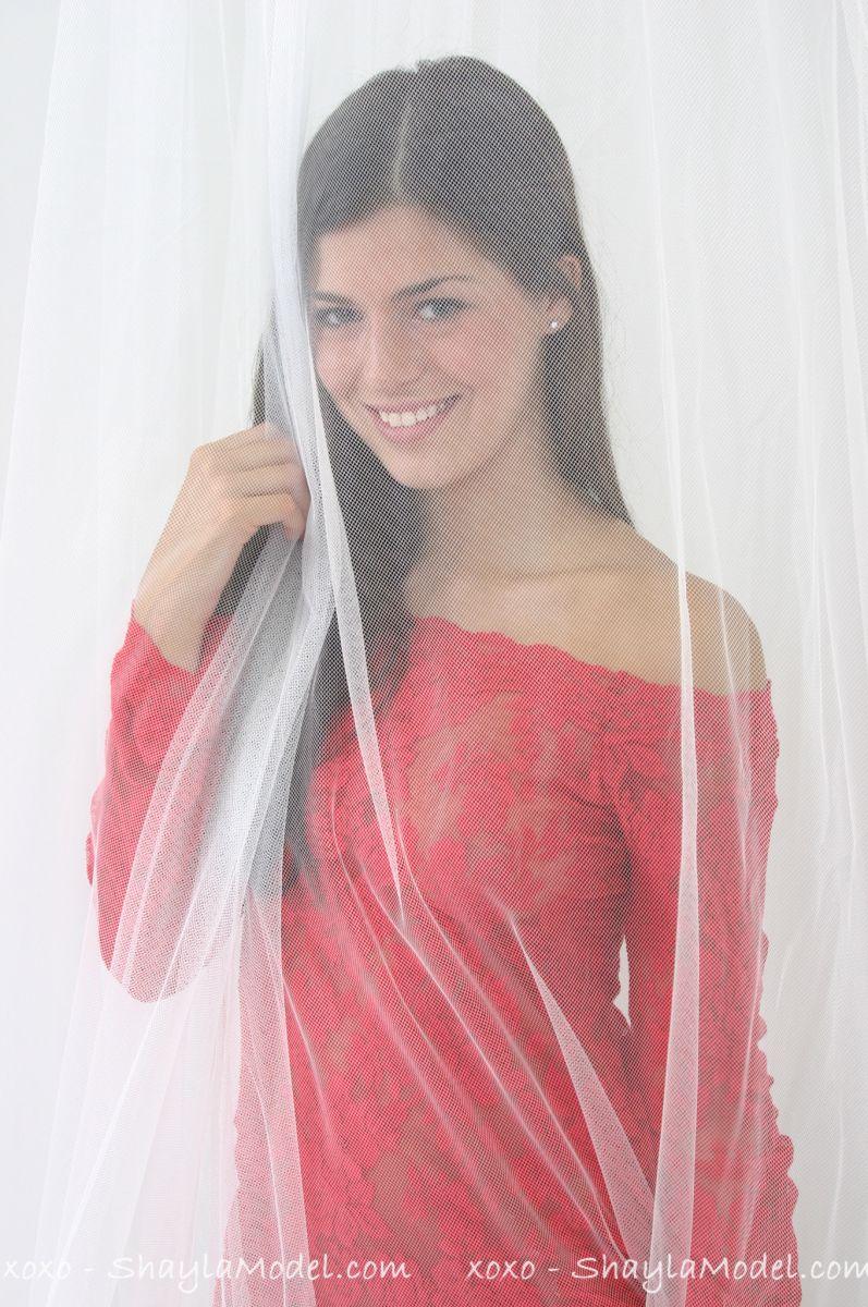 Fotos de la chica joven shayla modelo burlándose en un vestido rojo
 #59964287