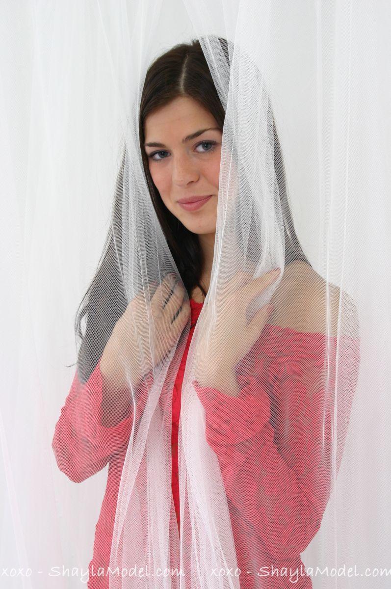 Bilder von jugendlich Mädchen shayla Modell necken in einem roten Kleid
 #59964293