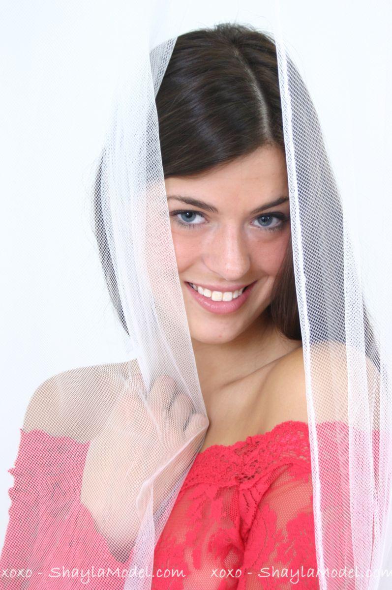 Immagini di ragazza giovane modello shayla prendere in giro in un vestito rosso
 #59964346