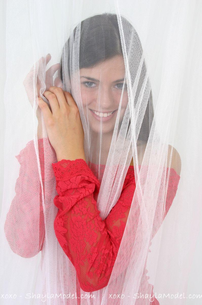 Fotos de la chica joven shayla modelo burlándose en un vestido rojo
 #59964354
