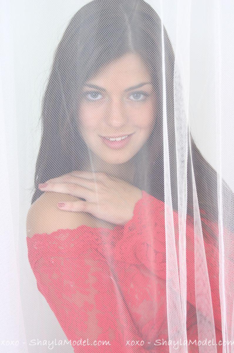 Photos de la jeune shayla modèle aguicheuse dans une robe rouge
 #59964361
