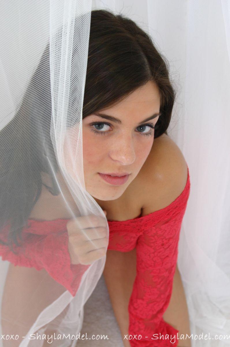 Fotos de la chica joven shayla modelo burlándose en un vestido rojo
 #59964370