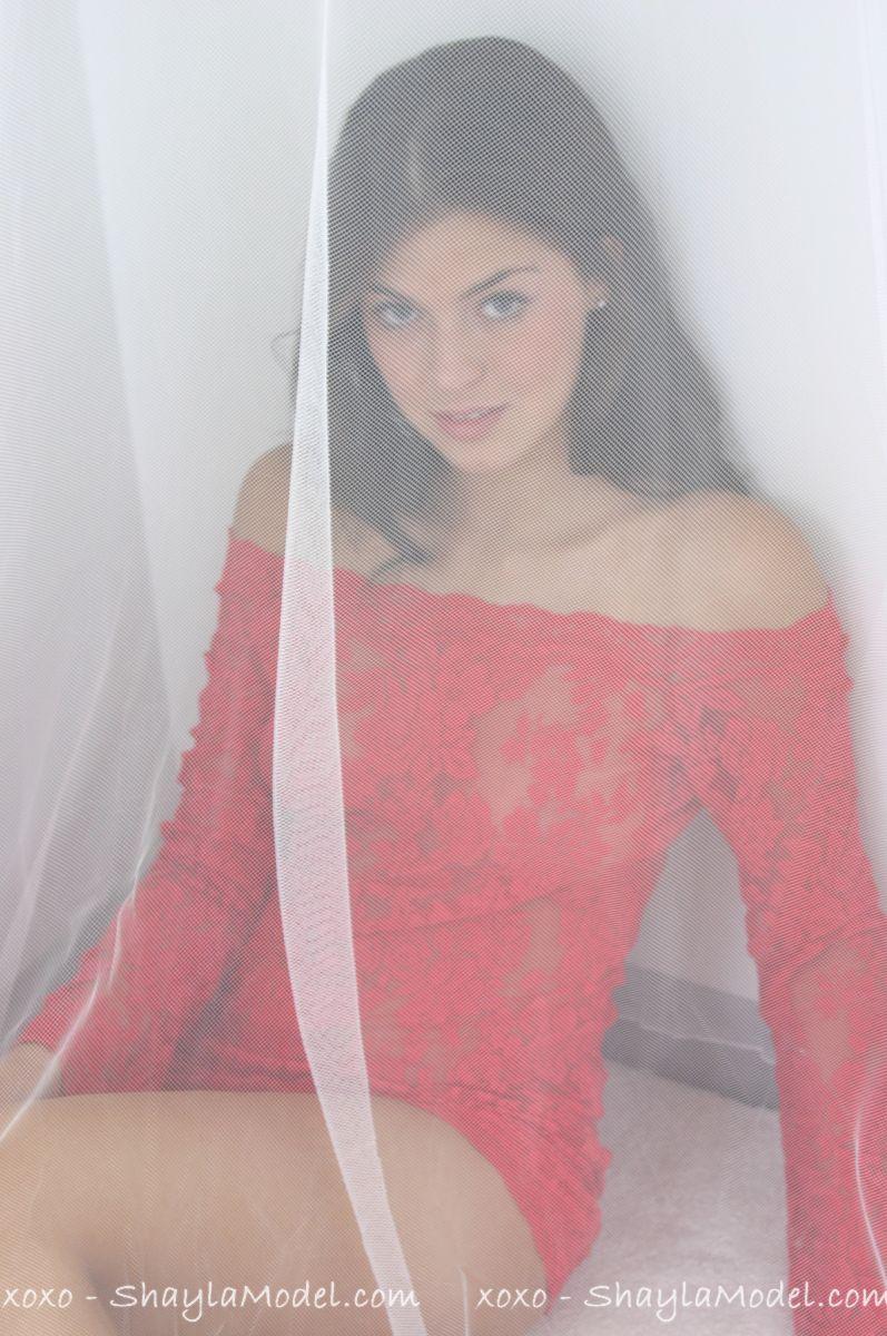 Fotos de la chica joven shayla modelo burlándose en un vestido rojo
 #59964402